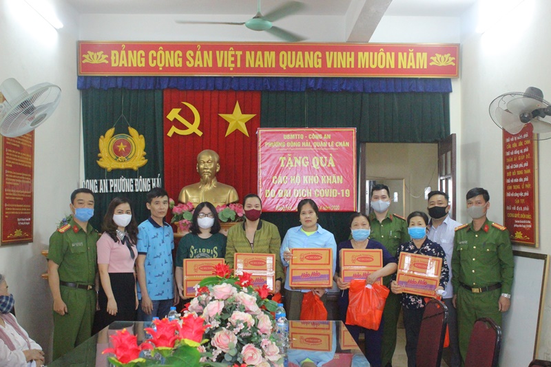 Công an phường Đông Hải (quận Lê Chân): Phối hợp trao 50 suất quà tặng các hộ dân có hoàn cảnh khó khăn